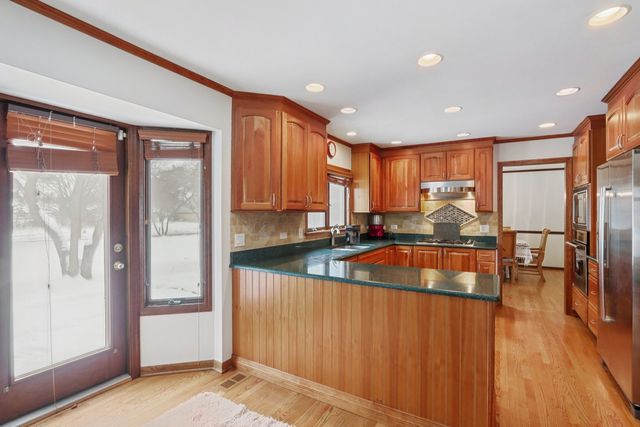 690 Dunhill Drive, Buffalo Grove, IL 60089