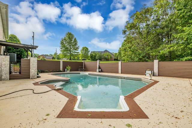 1094 Paradise Dr, Greenbrier, TN 37073
