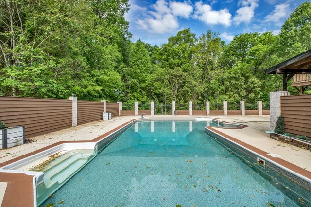 1094 Paradise Dr, Greenbrier, TN 37073