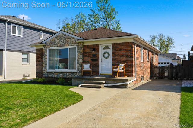 65 W Elmwood Avenue, Clawson, MI 48017