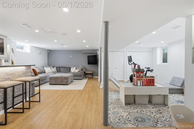 65 W Elmwood Avenue, Clawson, MI 48017