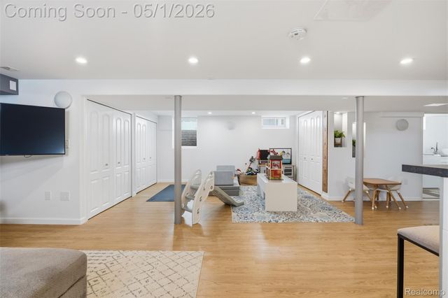 65 W Elmwood Avenue, Clawson, MI 48017