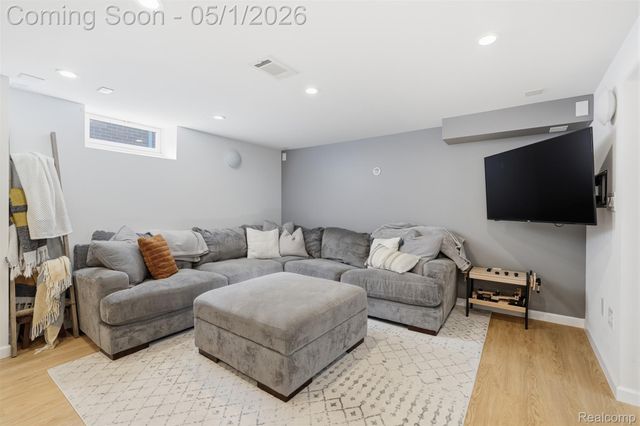 65 W Elmwood Avenue, Clawson, MI 48017