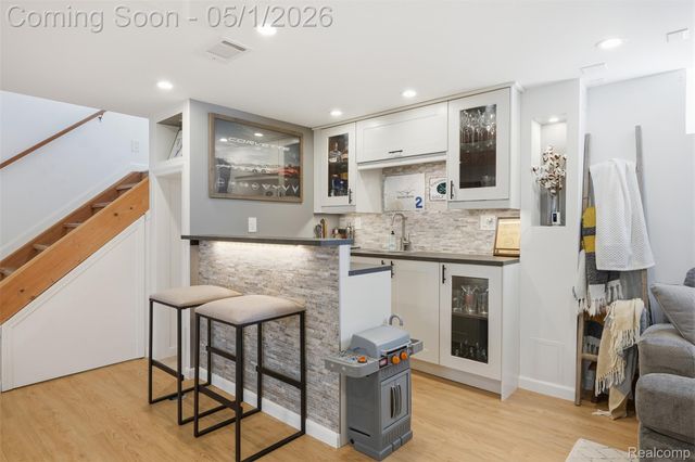 65 W Elmwood Avenue, Clawson, MI 48017