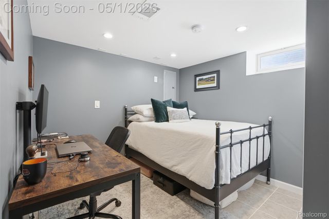 65 W Elmwood Avenue, Clawson, MI 48017