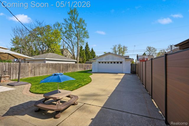 65 W Elmwood Avenue, Clawson, MI 48017