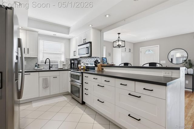 65 W Elmwood Avenue, Clawson, MI 48017