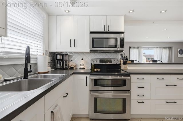 65 W Elmwood Avenue, Clawson, MI 48017