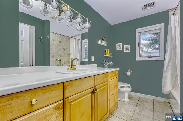 95 Spruce Street, Midland Park, NJ 07432
