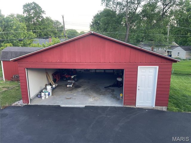 10464 San Carlos Lane, St Ann, MO 63074
