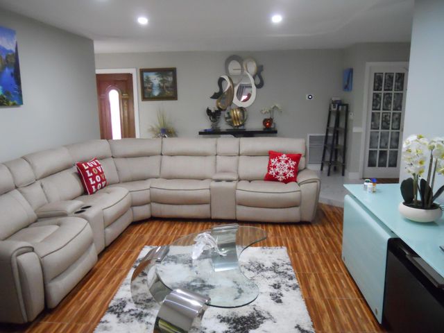 2755 NW 84th Avenue, Coral Springs, FL 33065