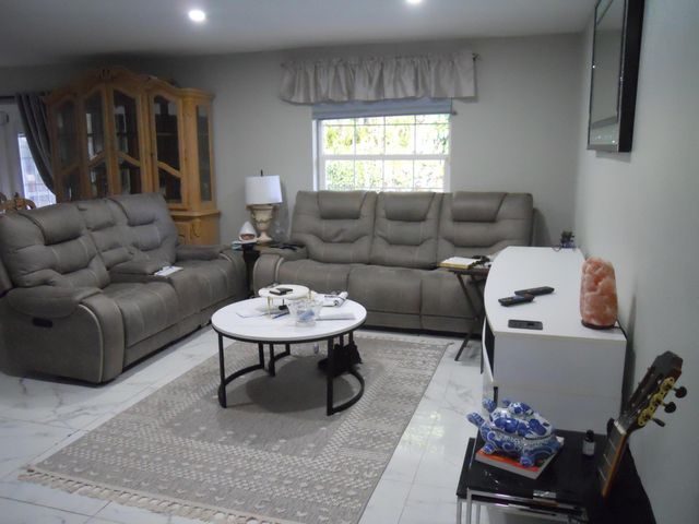 2755 NW 84th Avenue, Coral Springs, FL 33065