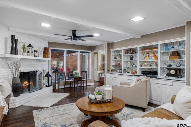 202 S Houston, Edgewood, TX 75117