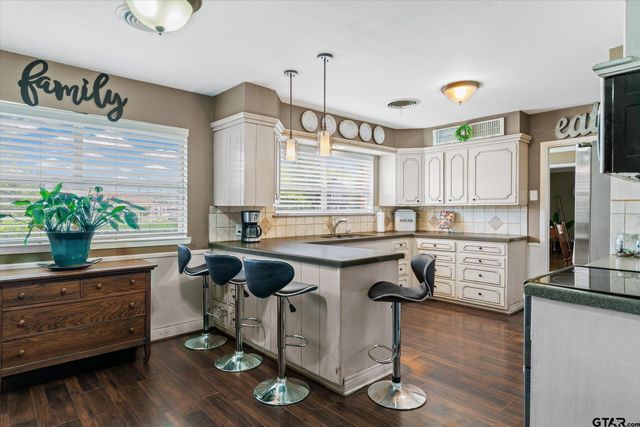202 S Houston, Edgewood, TX 75117