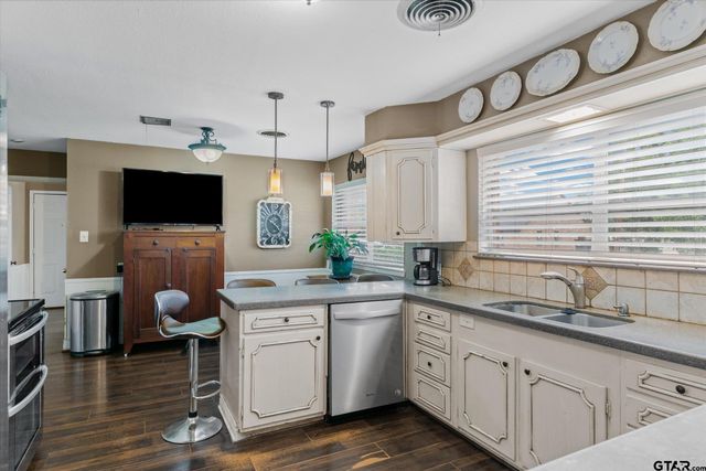 202 S Houston, Edgewood, TX 75117