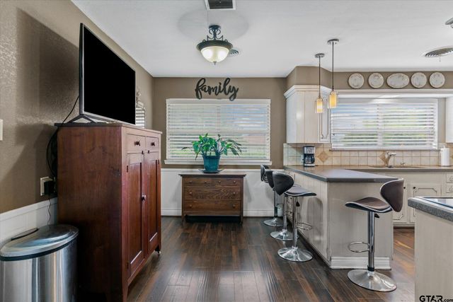202 S Houston, Edgewood, TX 75117