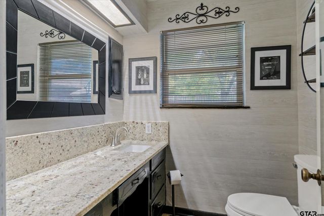 202 S Houston, Edgewood, TX 75117