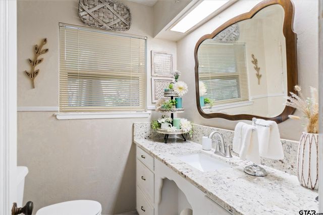 202 S Houston, Edgewood, TX 75117