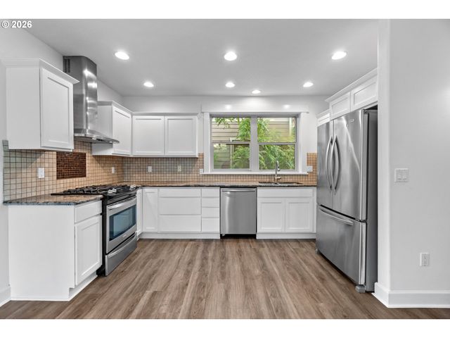 71 Ne GRAHAM St, Portland, OR 97212