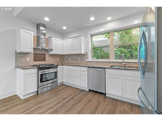 71 Ne GRAHAM St, Portland, OR 97212