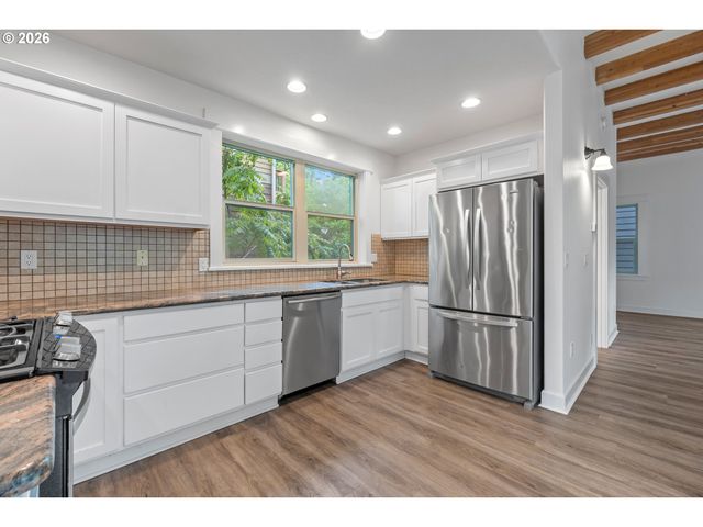 71 Ne GRAHAM St, Portland, OR 97212