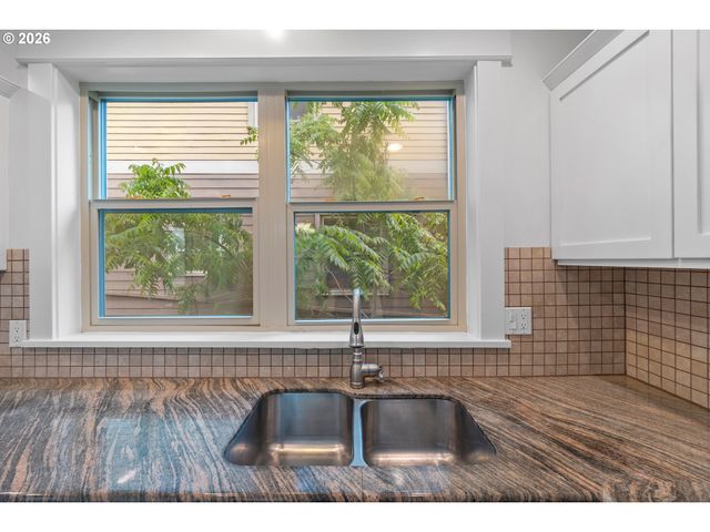 71 Ne GRAHAM St, Portland, OR 97212