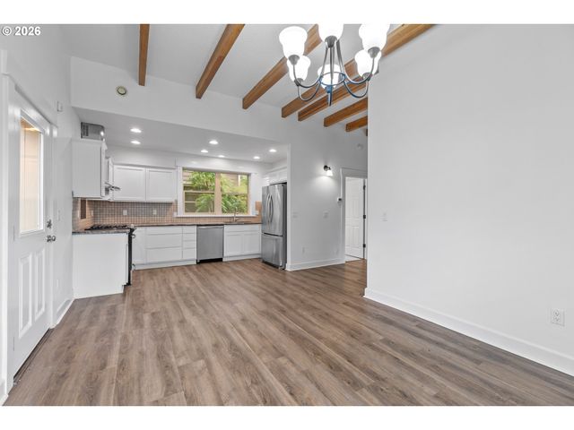 71 Ne GRAHAM St, Portland, OR 97212