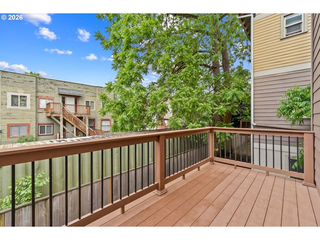 71 Ne GRAHAM St, Portland, OR 97212