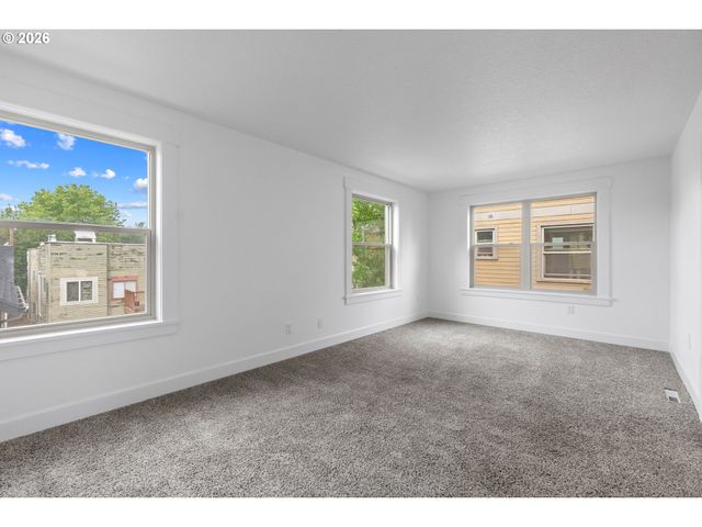 71 Ne GRAHAM St, Portland, OR 97212