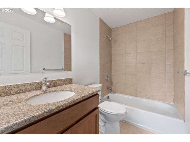 71 Ne GRAHAM St, Portland, OR 97212