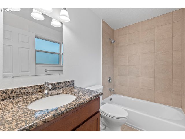 71 Ne GRAHAM St, Portland, OR 97212