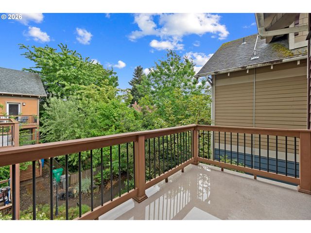 71 Ne GRAHAM St, Portland, OR 97212