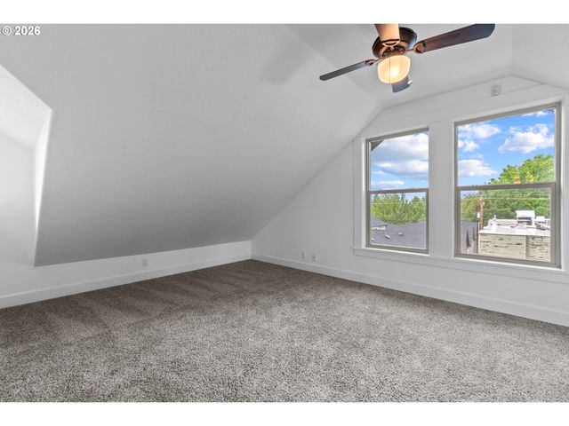 71 Ne GRAHAM St, Portland, OR 97212