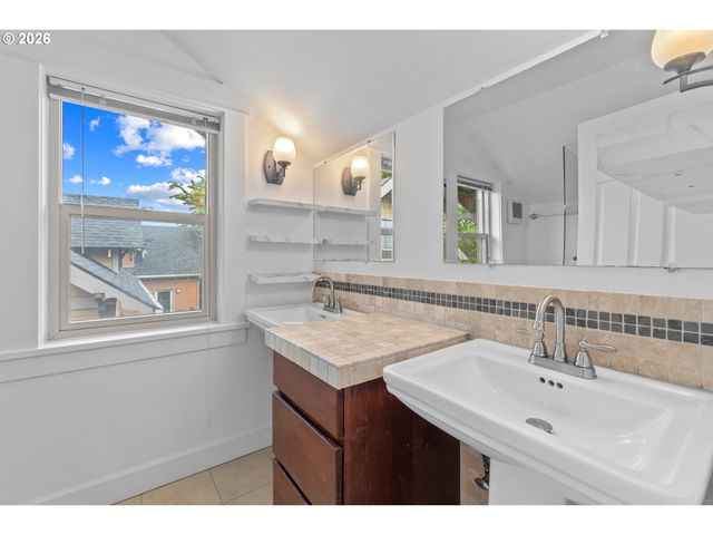 71 Ne GRAHAM St, Portland, OR 97212