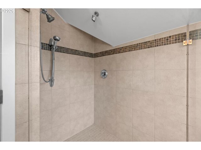 71 Ne GRAHAM St, Portland, OR 97212