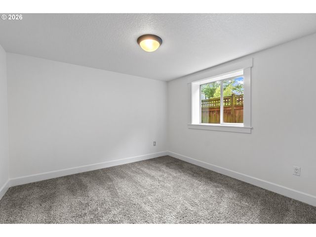 71 Ne GRAHAM St, Portland, OR 97212