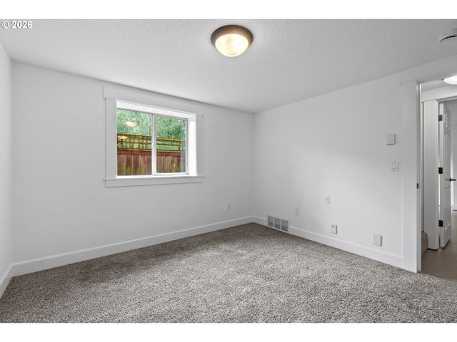 71 Ne GRAHAM St, Portland, OR 97212