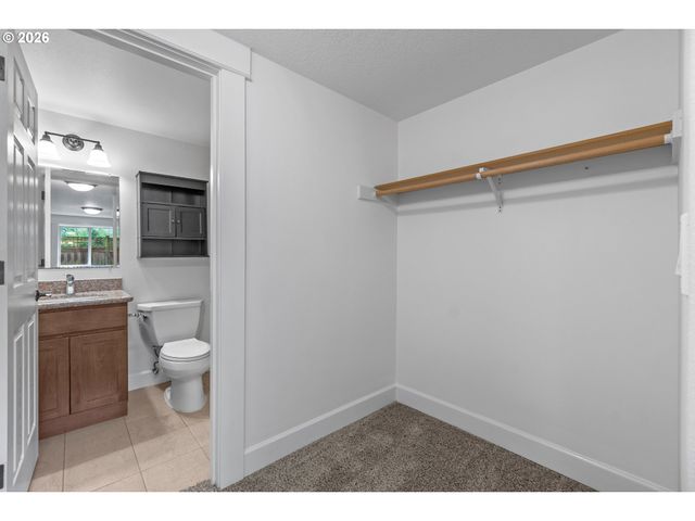 71 Ne GRAHAM St, Portland, OR 97212