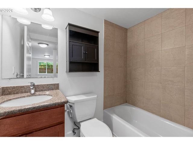 71 Ne GRAHAM St, Portland, OR 97212