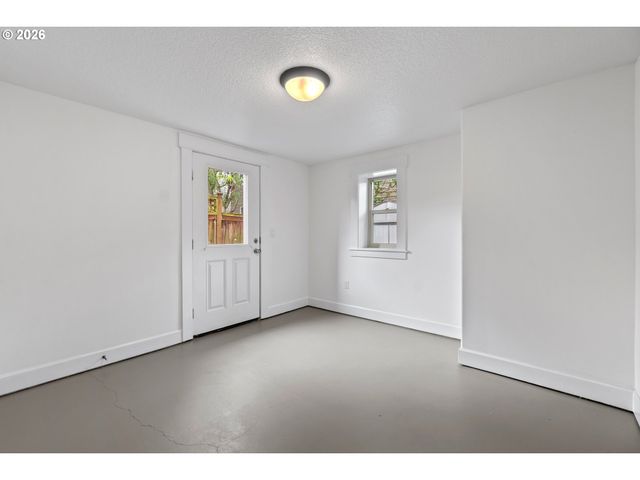 71 Ne GRAHAM St, Portland, OR 97212