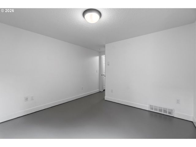 71 Ne GRAHAM St, Portland, OR 97212