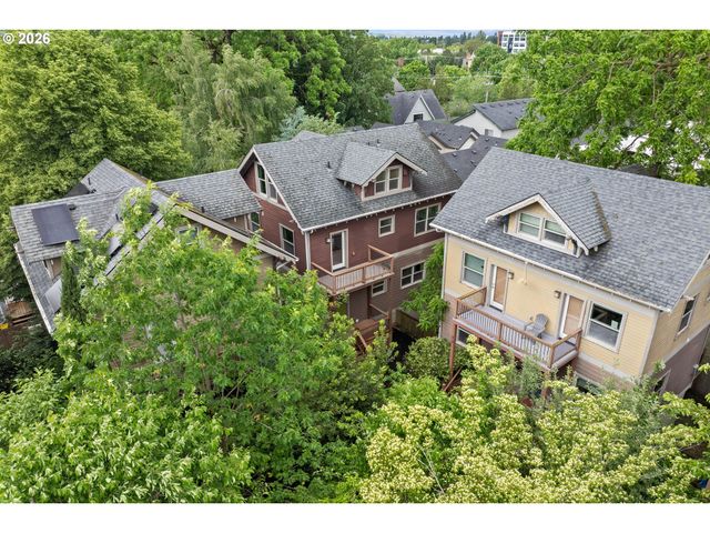71 Ne GRAHAM St, Portland, OR 97212