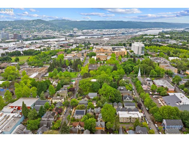 71 Ne GRAHAM St, Portland, OR 97212