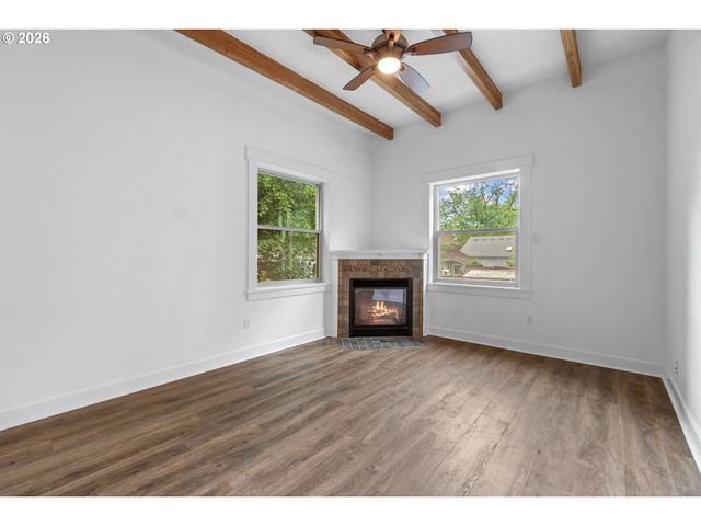 71 Ne GRAHAM St, Portland, OR 97212