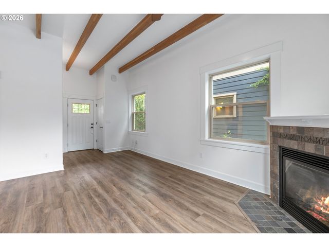 71 Ne GRAHAM St, Portland, OR 97212