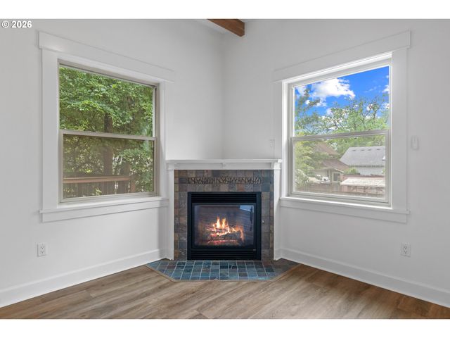 71 Ne GRAHAM St, Portland, OR 97212