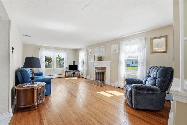 92 Laconia St, Ludlow, MA 01056