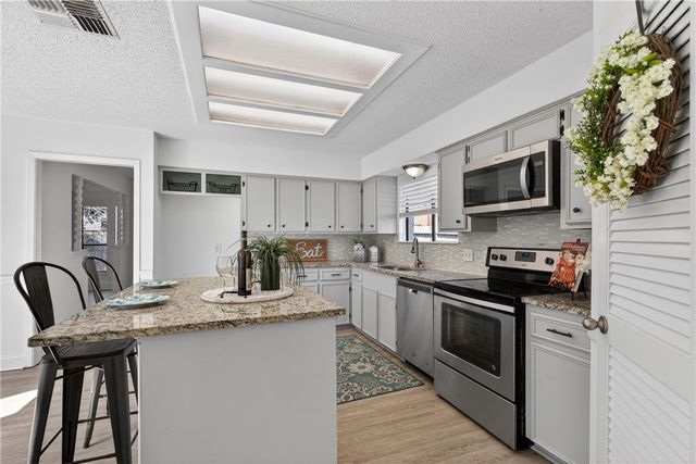 4401 Wood River Dr, Corpus Christi, TX 78410