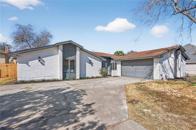 4401 Wood River Dr, Corpus Christi, TX 78410