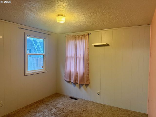 1323 HAWTHORNE St, Sweet Home, OR 97386